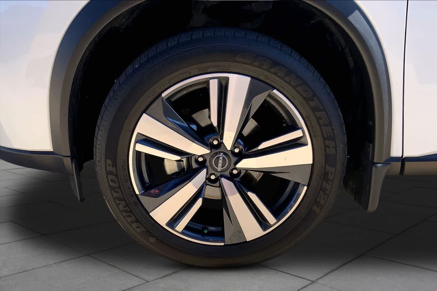 Used 2025 Everest White Pearl Nissan SL image 9