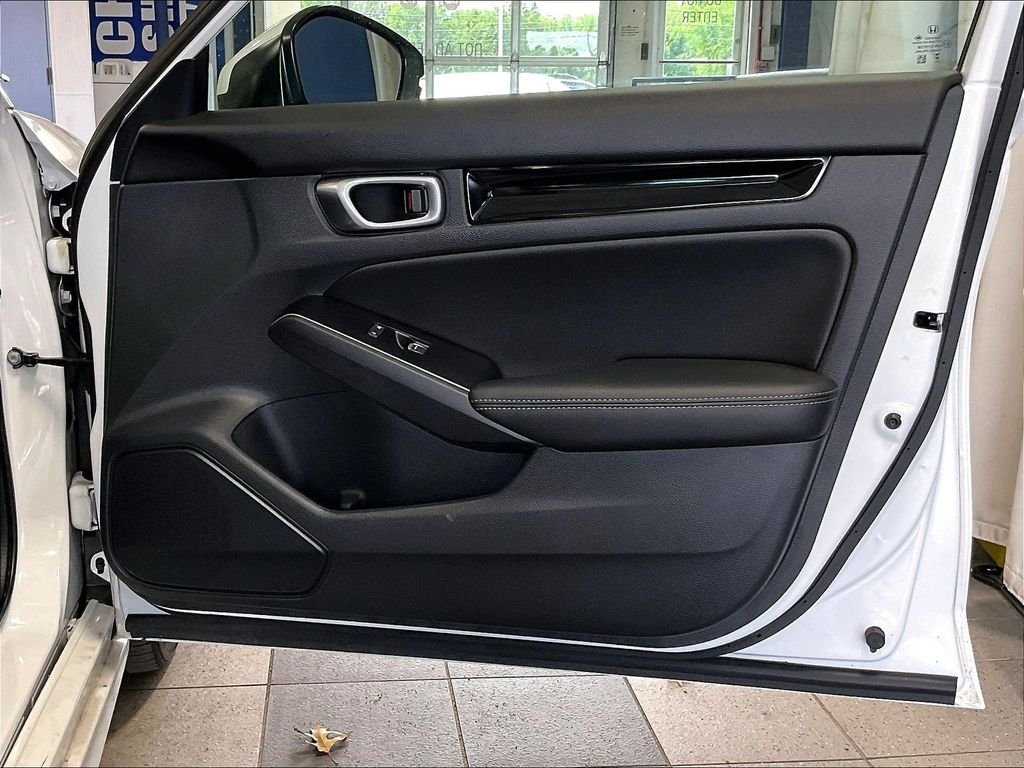 Used 2023 Platinum White Honda Touring image 12