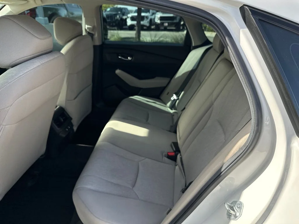 Used 2025 White Honda SE image 34