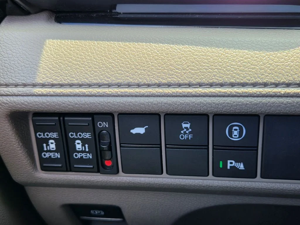 Used 2024 White Honda Touring image 37