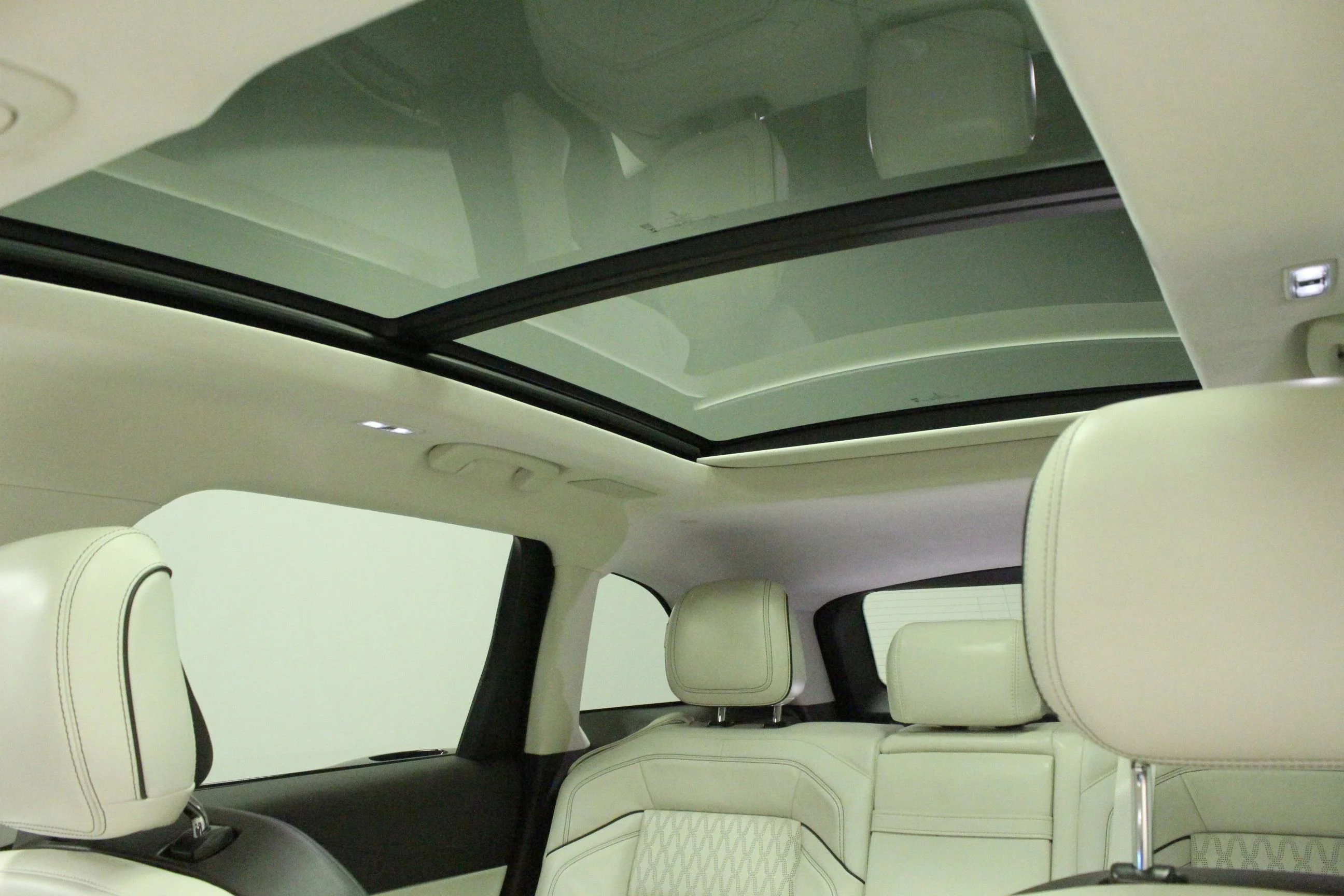 Used 2024 White Platinum Clearcoat Metallic Lincoln Black Label image 10