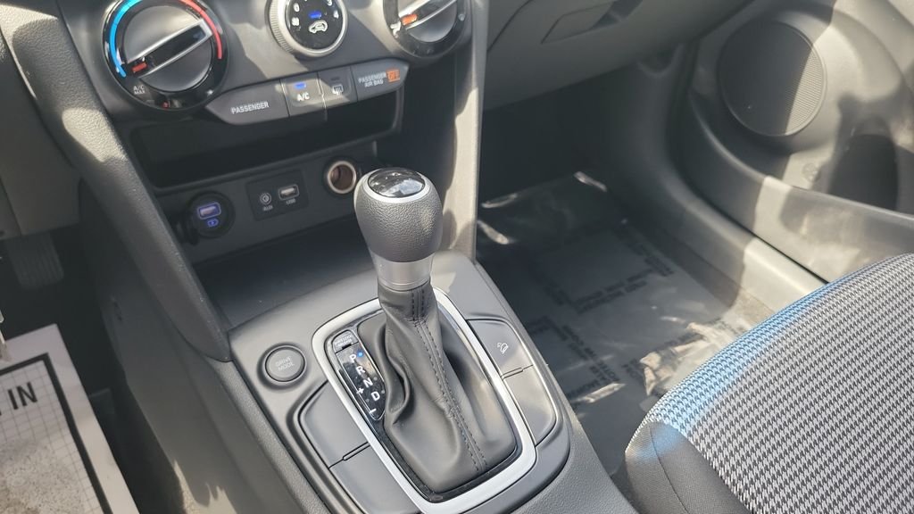 Used 2021 White Hyundai SE image 18