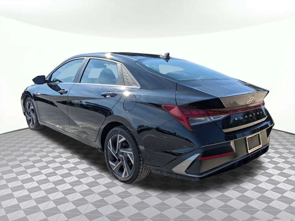 Used 2025 Black Hyundai SEL Convenience image 6