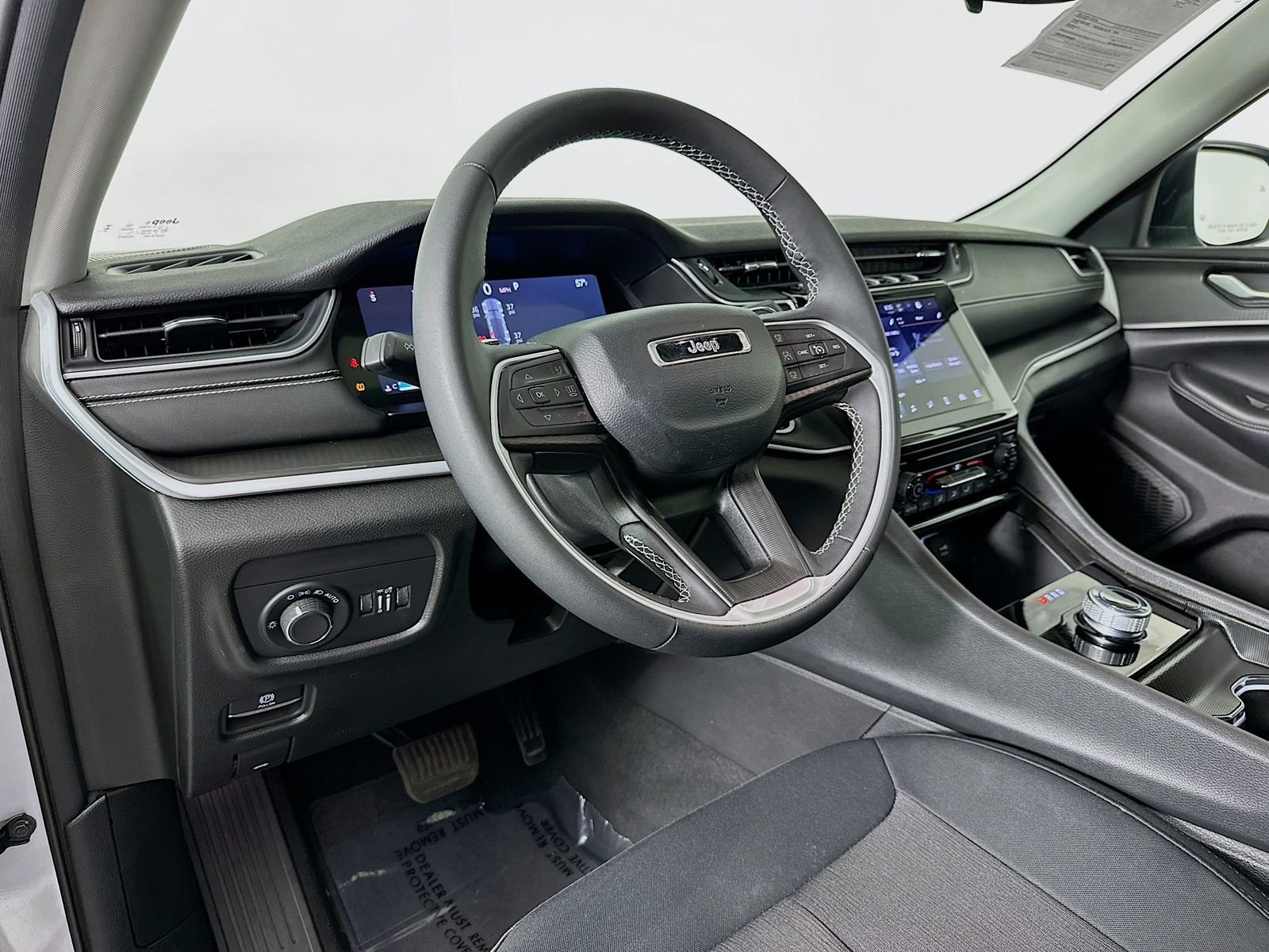 Used 2024 Silver Zynith Jeep Laredo X image 9