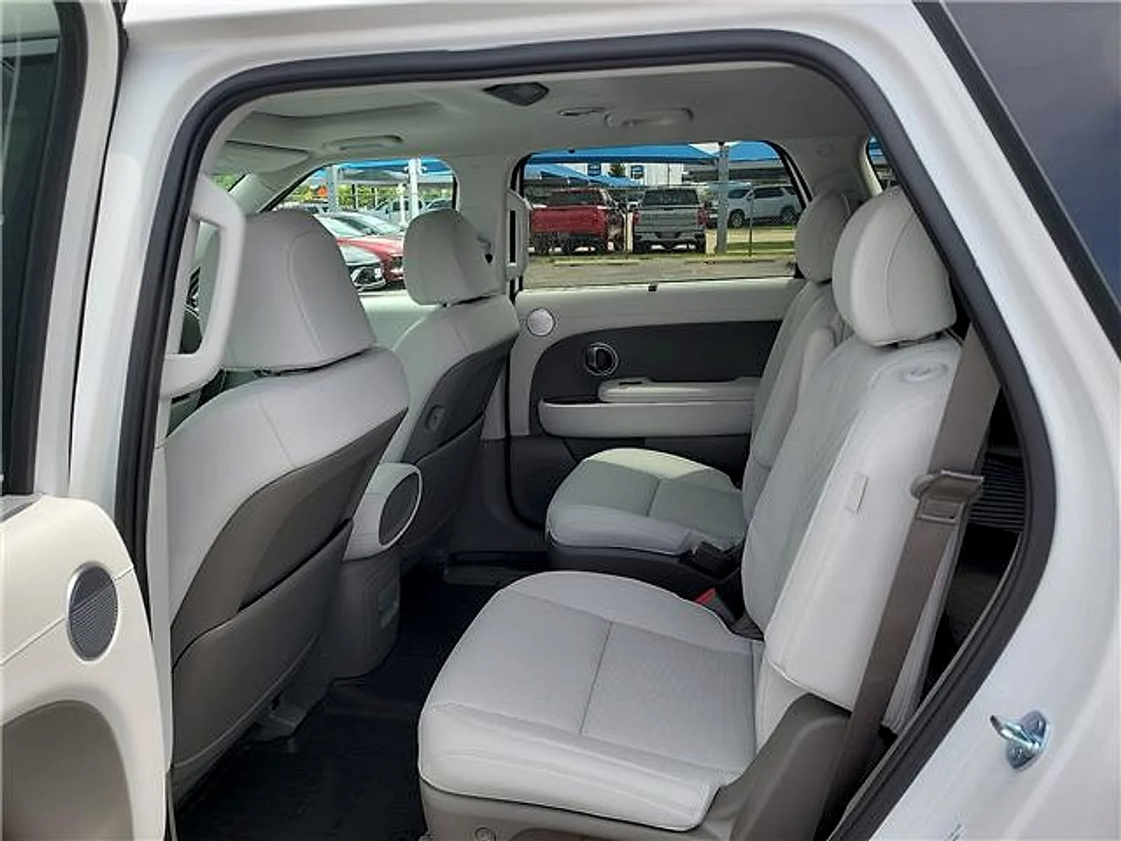 New 2026 White Hyundai SEL Premium image 9