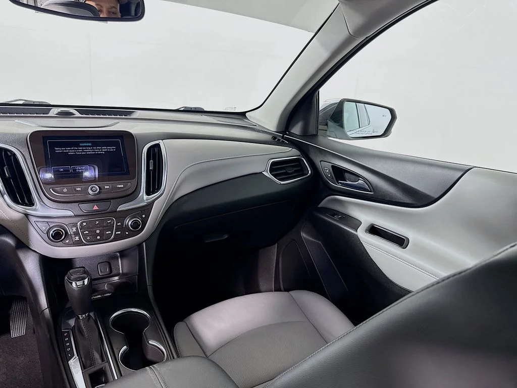 Used 2018 Iridescent Pearl Tricoat Chevrolet Premier image 23