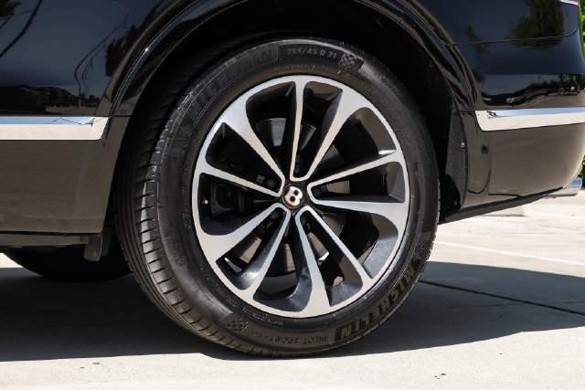 Used 2019 Black Crystal over Cricket Ball Bentley V8 image 86