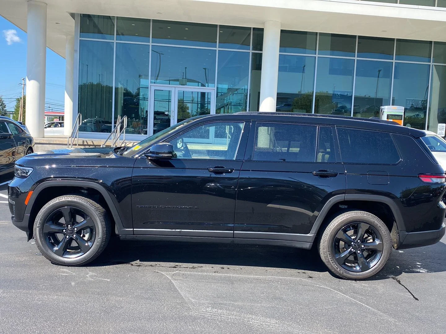 Used 2025 Diamond Black Crystal Pearlcoat Jeep Limited image 4