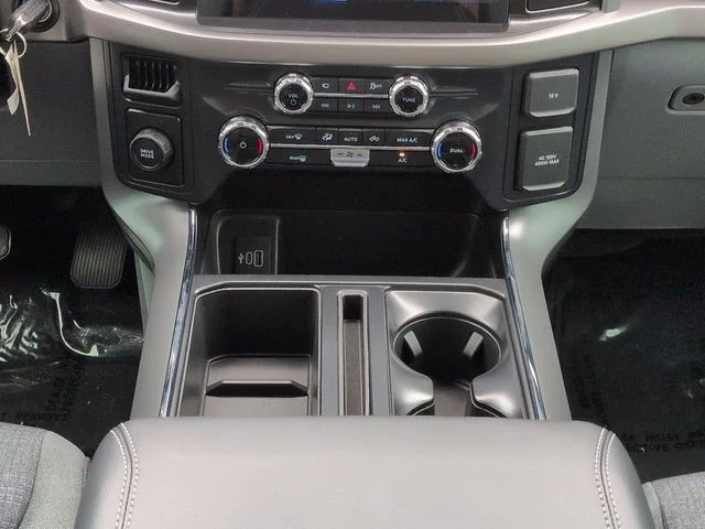 New 2026 Oxford White Ford XLT image 19