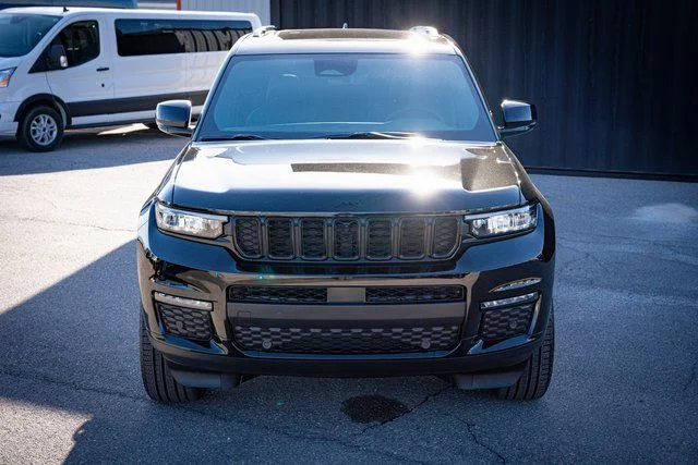 New 2025 Diamond Black Crystal Pearl-Coat Exterior Paint Jeep Limited image 2