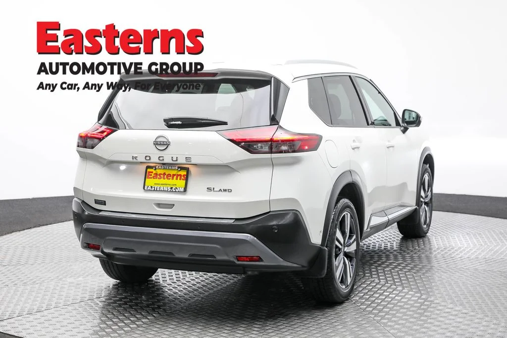 Used 2022 White Nissan SL image 5