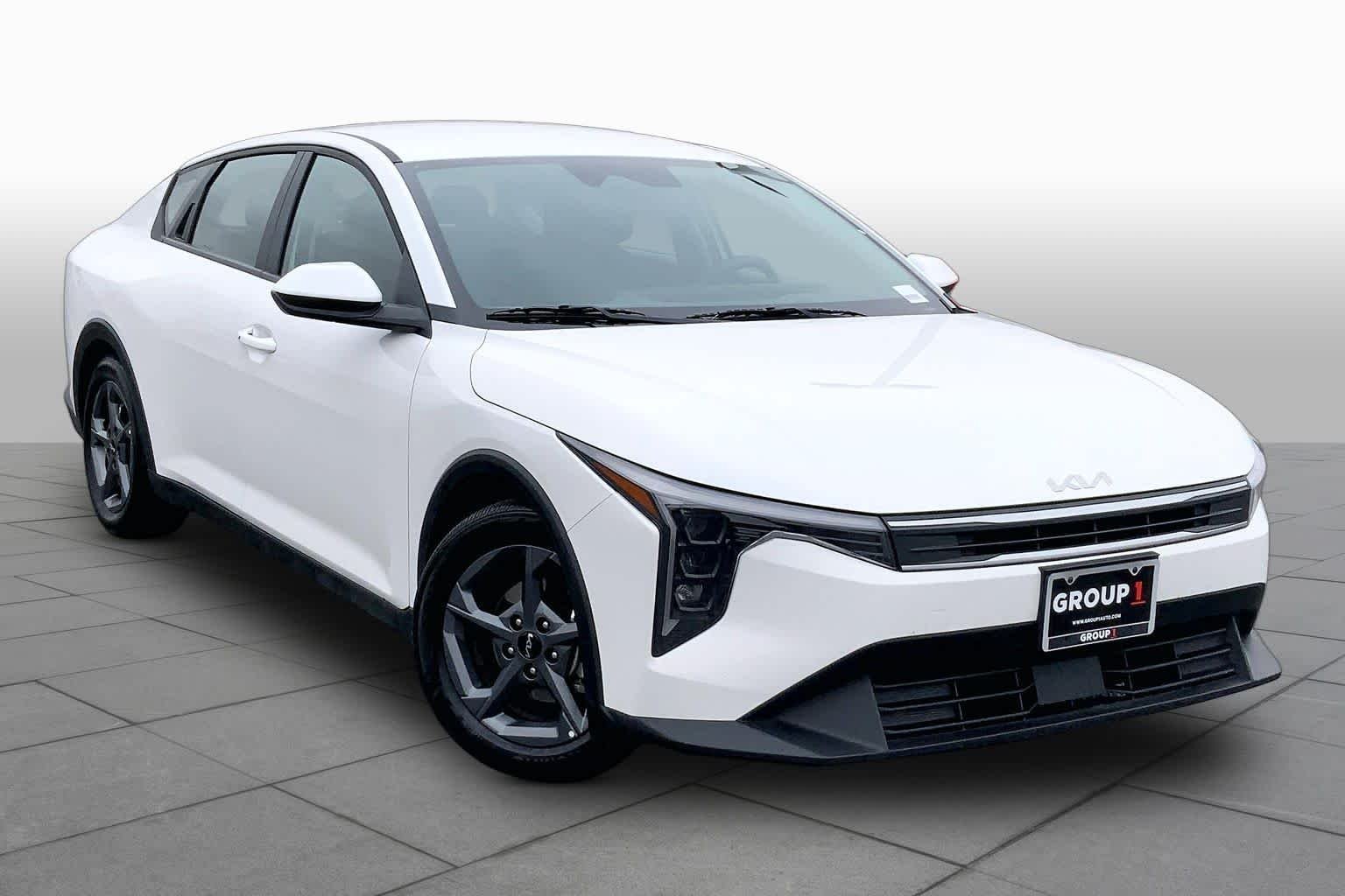 Used 2025 Snow White Pearl Kia LXS image 3