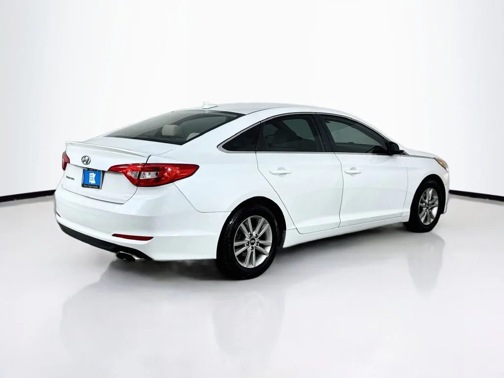 Used 2017 Quartz White Pearl Hyundai SE image 7