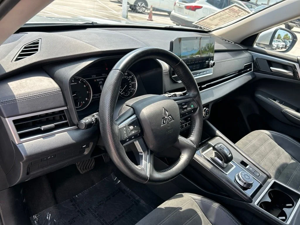 Used 2024 Silver Mitsubishi SE image 22