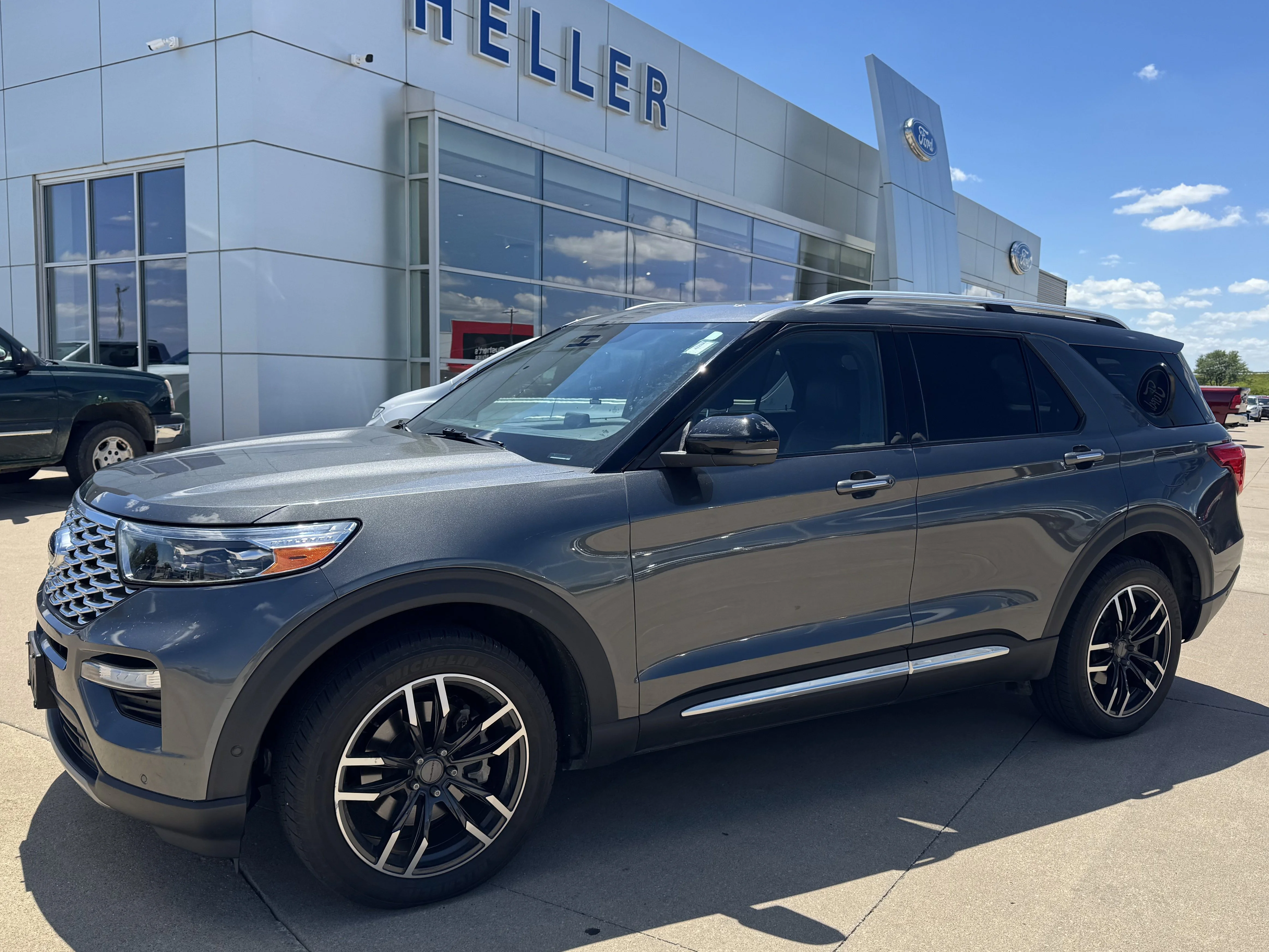 Used 2020 Magnetic Ford Platinum image 3