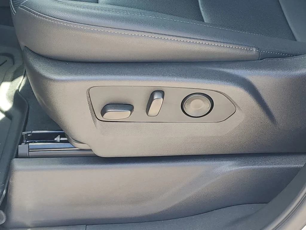 Certified Used 2025 Sterling Metallic GMC SLT image 19