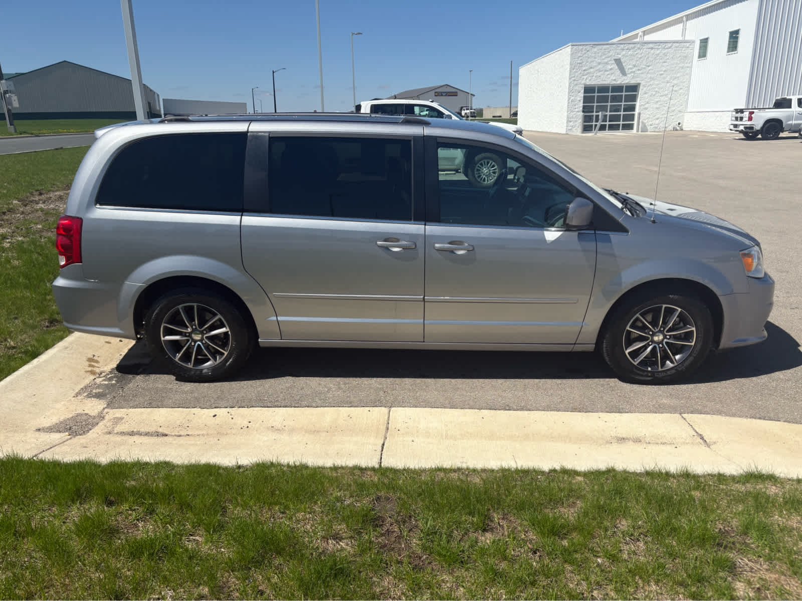 Used 2017 Dodge Grand Caravan SXT with VIN 2C4RDGCG2HR842000 for sale in Spring Valley, Minnesota