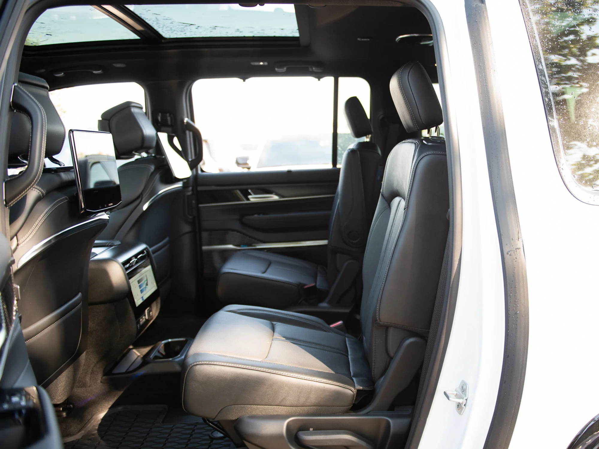 New 2026 White Jeep Summit Obsidian* image 25