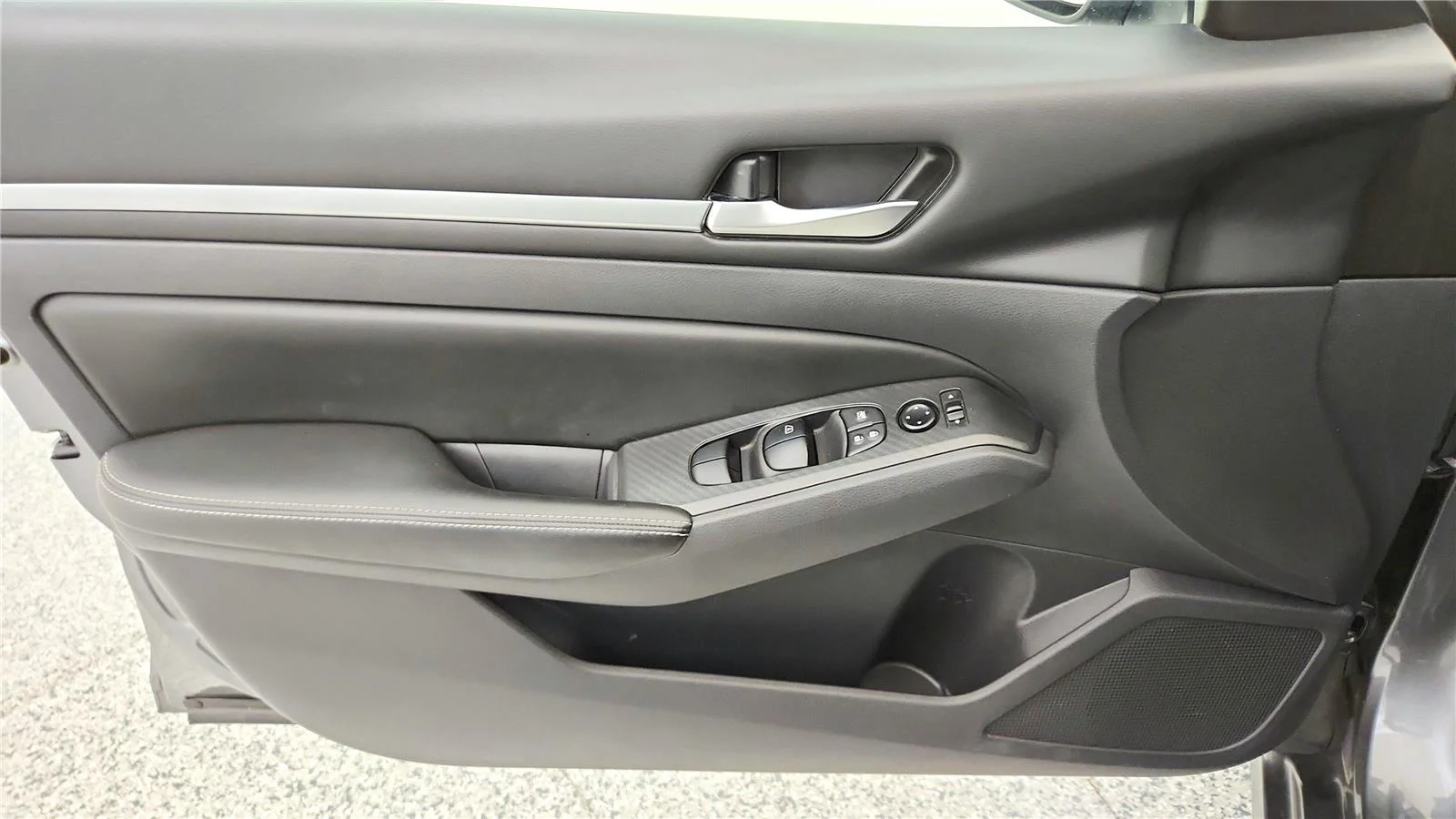 Used 2022 Gun Metallic Nissan 2.5 SV image 32