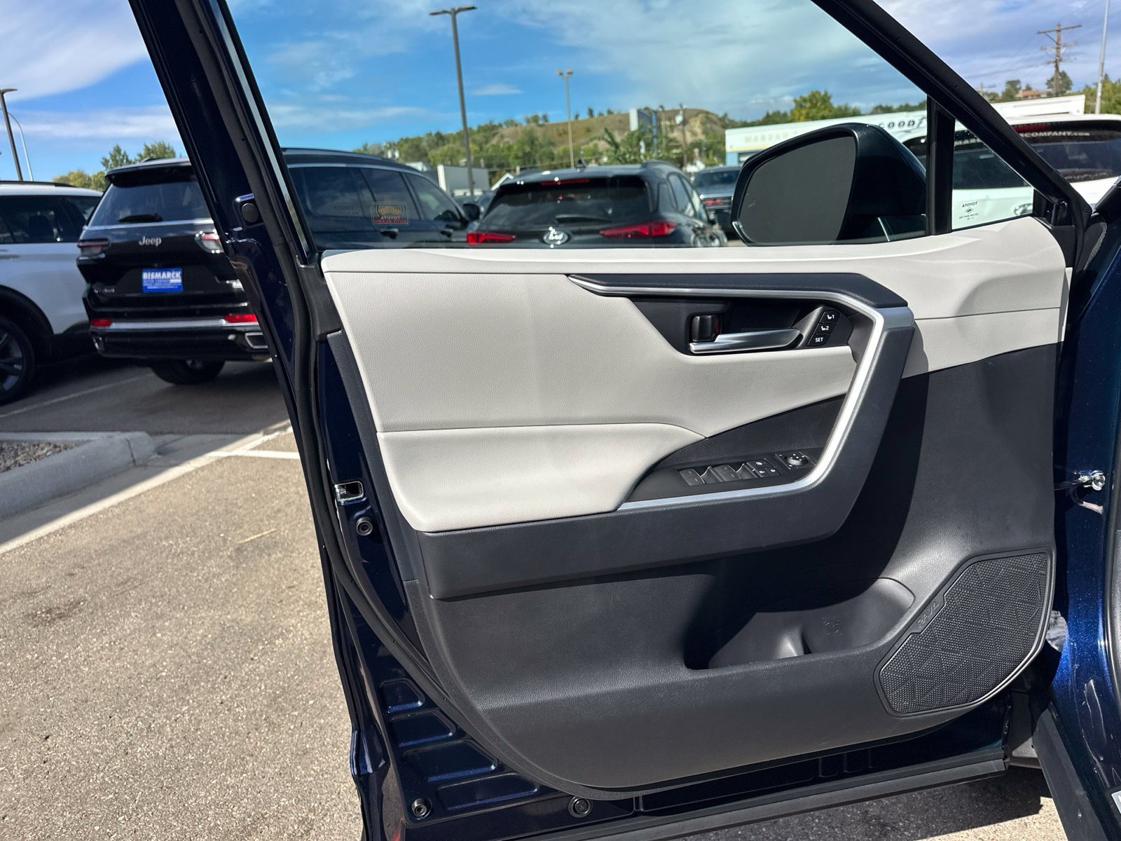 Used 2025 Blue Toyota XLE Premium image 16