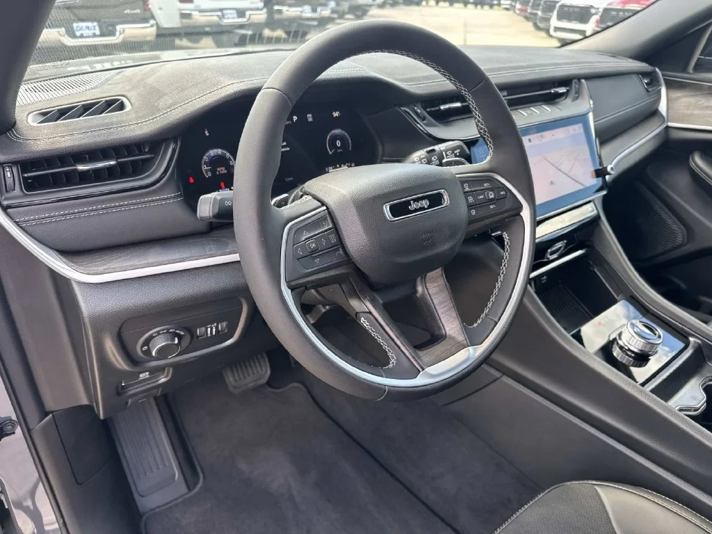 New 2027 Gray Jeep Laredo Altitude image 27