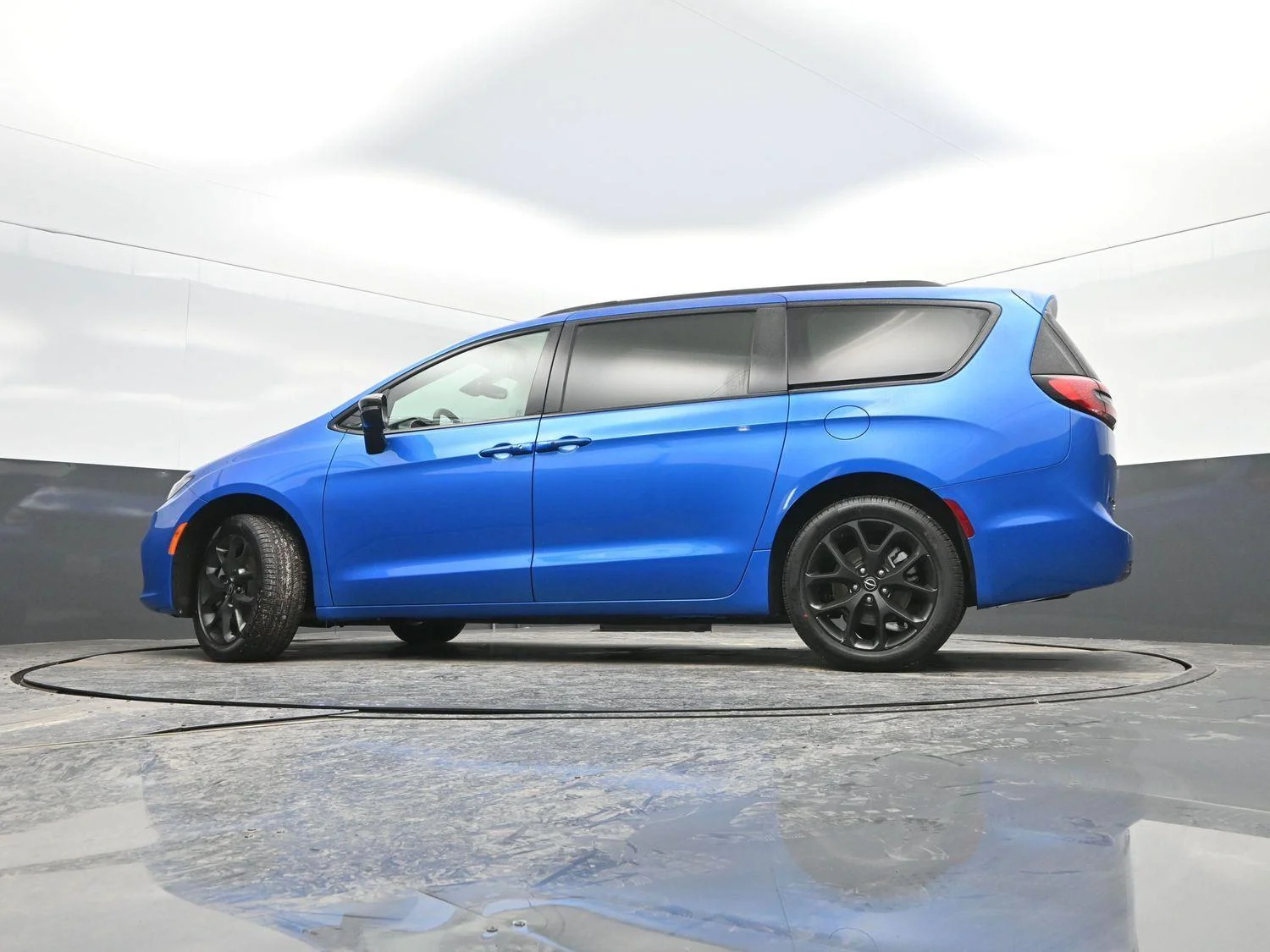 New 2026 Hydro Blue Pearl-Coat Exterior Paint Chrysler Select image 35