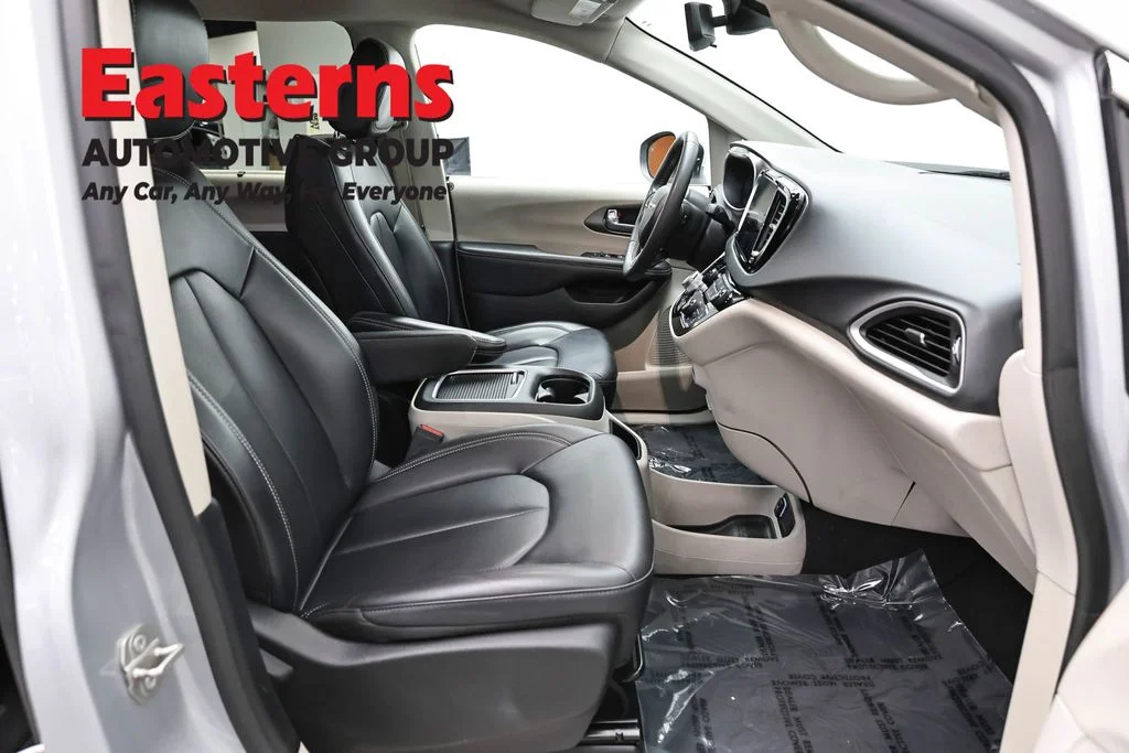 Used 2023 Silver Chrysler Touring L image 25