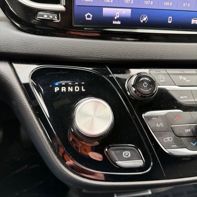 Used 2025  Chrysler Select image 32