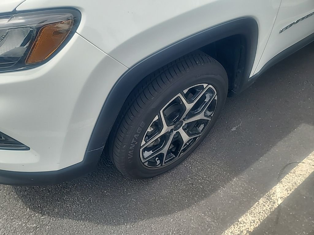 Used 2025 White Jeep Limited image 2