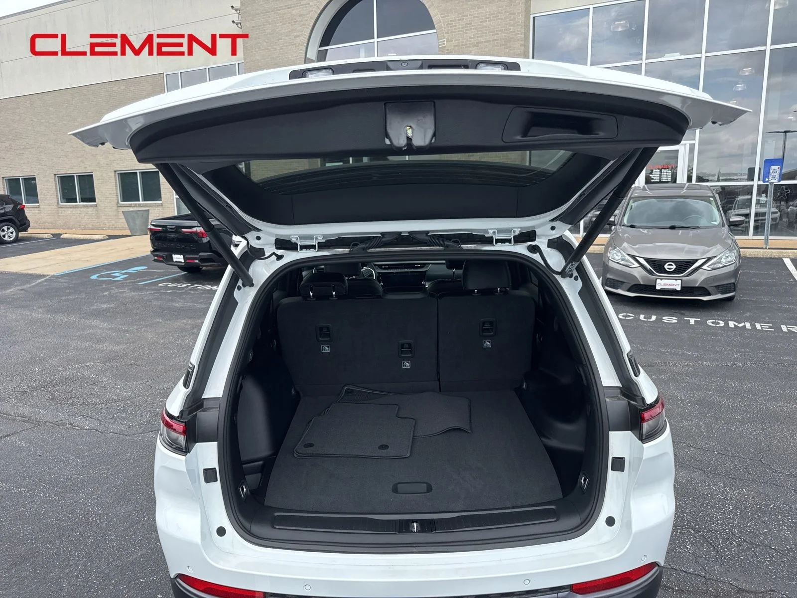 New 2026 Bright White Clear-Coat Exterior Paint Jeep Altitude image 9