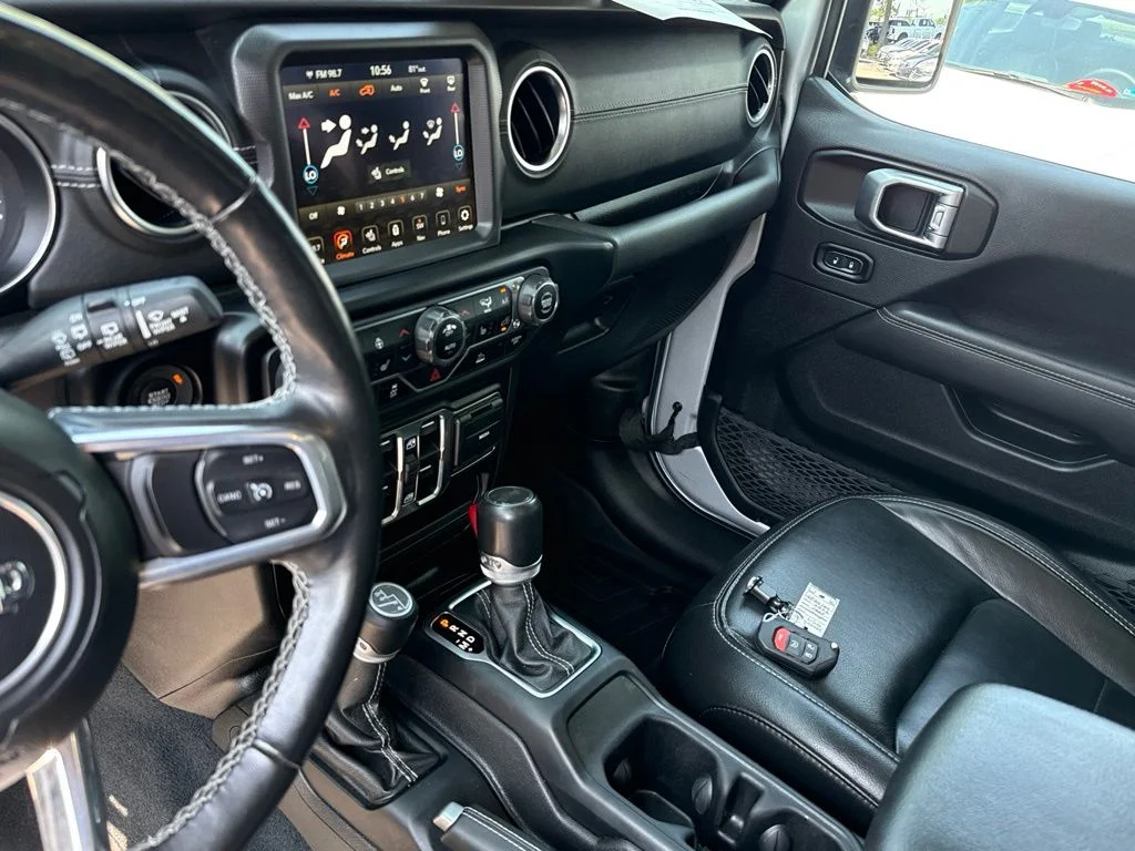 Used 2022 Silver Jeep Unlimited Sahara image 17