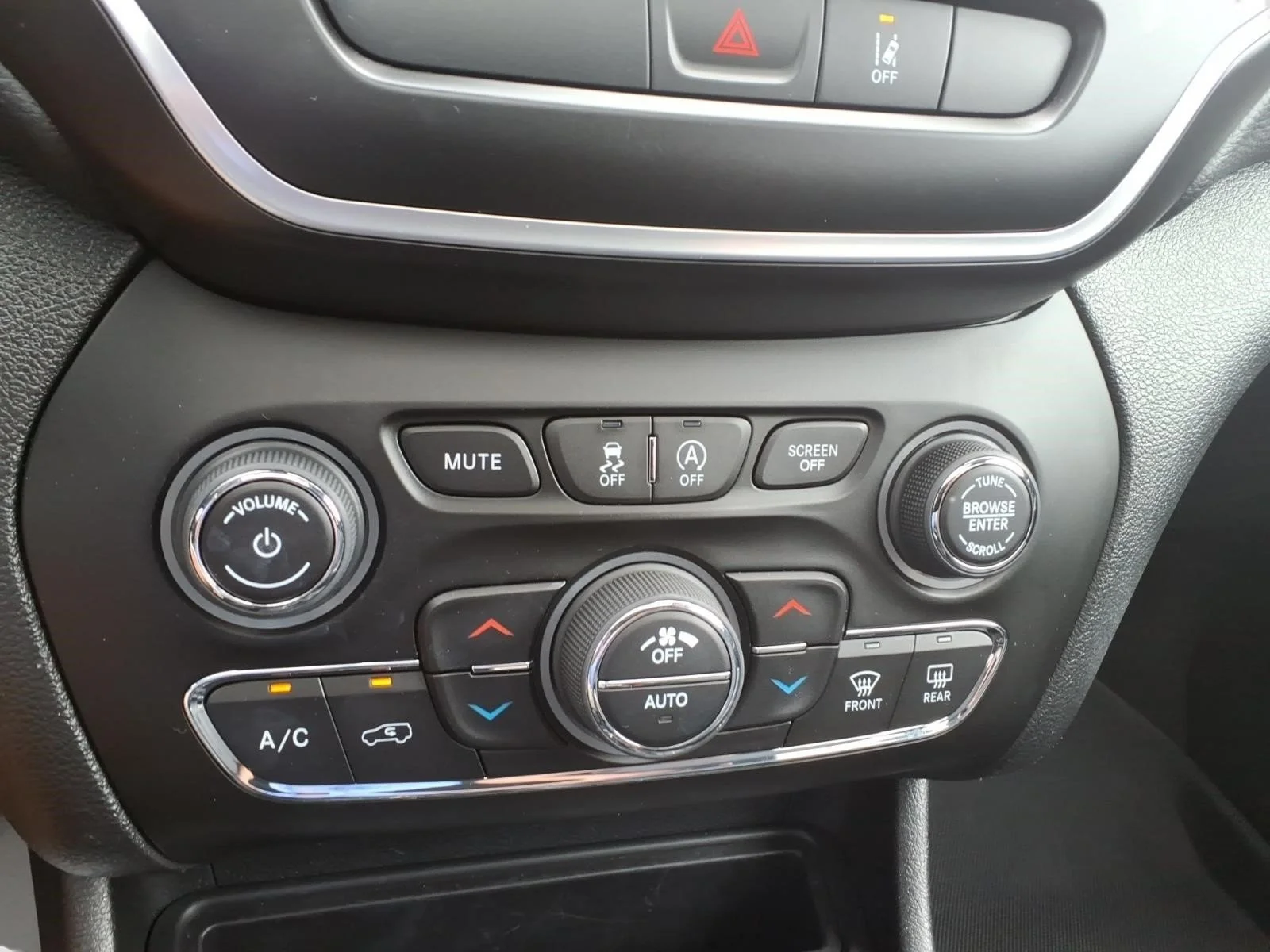 Used 2022 Diamond Black Crystal Pearlcoat Jeep Latitude Lux image 20