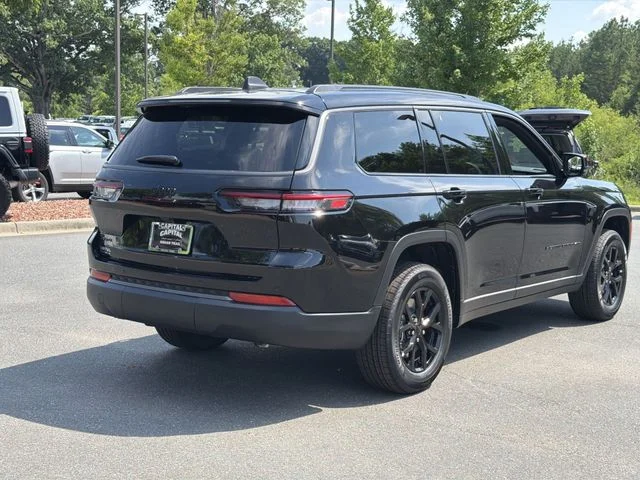 New 2026 Diamond Black Crystal Pearl-Coat Exterior Paint Jeep Laredo Altitude image 12