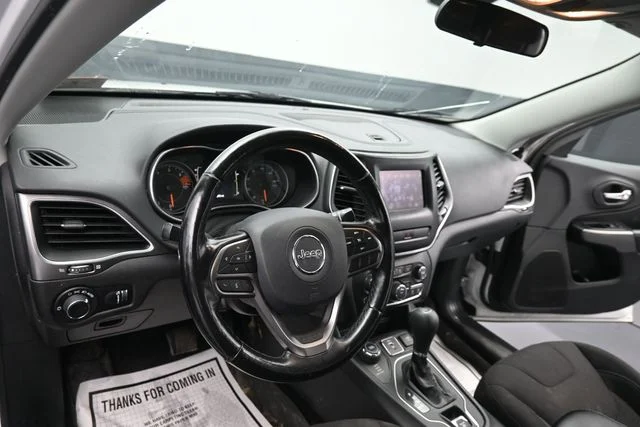 Certified Used 2020 Bright White Clearcoat Jeep Latitude image 13