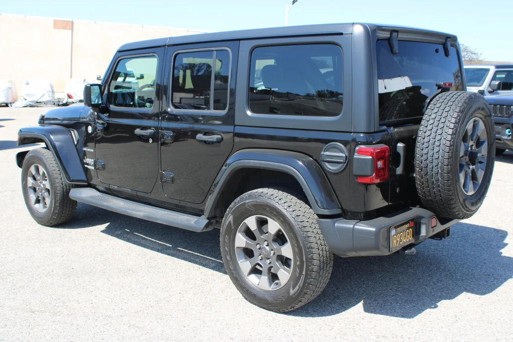 Used 2018 Black Jeep Unlimited Sahara image 6