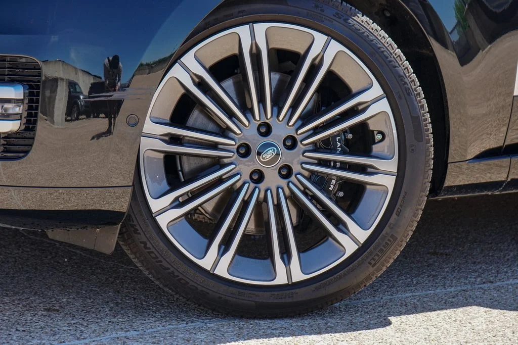 Certified Used 2025 Black Land Rover Autobiography image 2