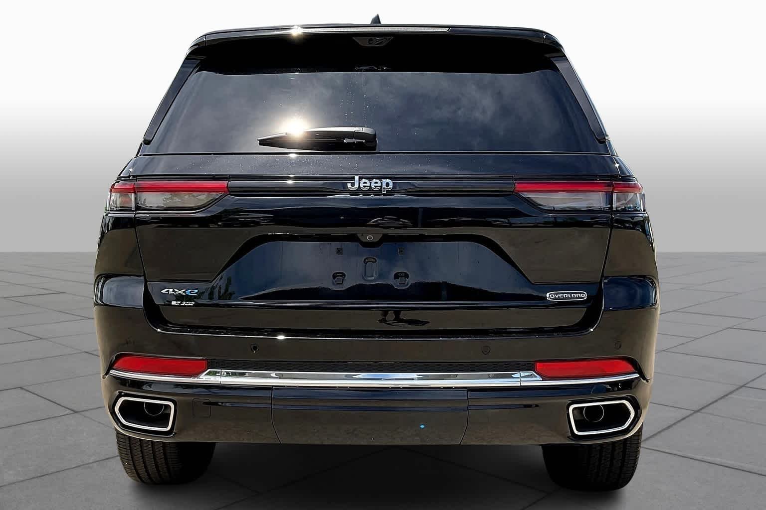 Used 2023 Diamond Black Crystal Pearlcoat Jeep Overland image 4