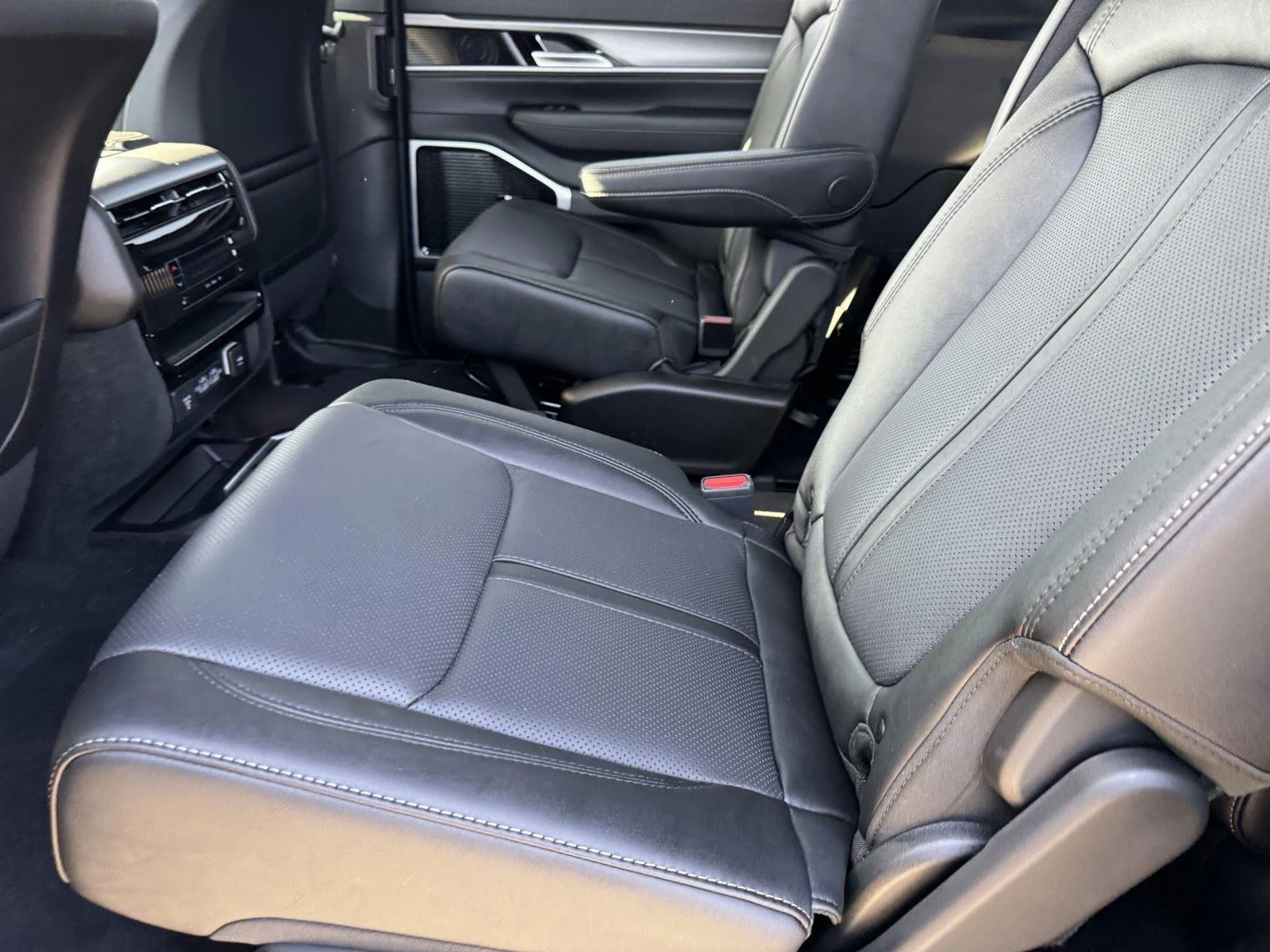 New 2026 High Gloss Black Exterior Paint Jeep Limited Reserve image 12