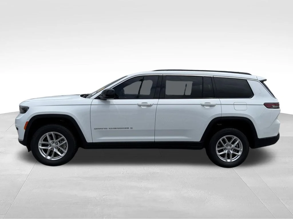 Used 2025 White Jeep Laredo image 2