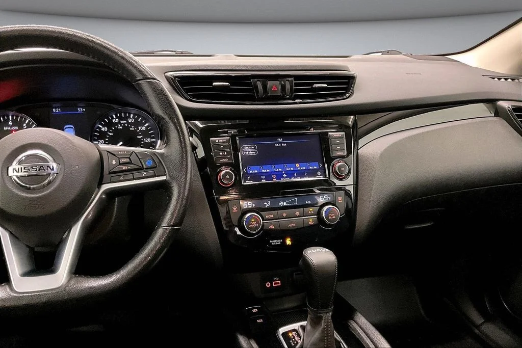 Used 2022 Gray Nissan SV image 9