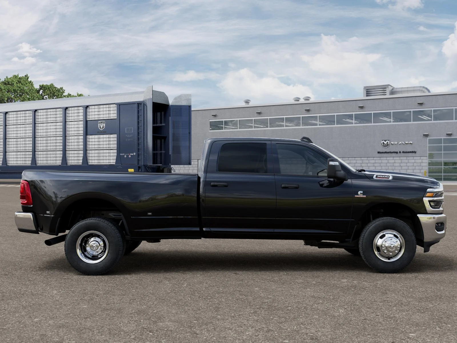 New 2026 Diamond Black Crystal Pearl-Coat Exterior Paint RAM TRADESMAN image 12