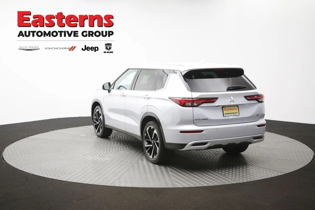 Used 2022 White Mitsubishi SE image 64