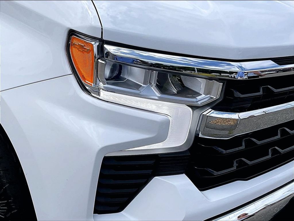 Used 2023 SUMMIT WHITE Chevrolet LT image 32