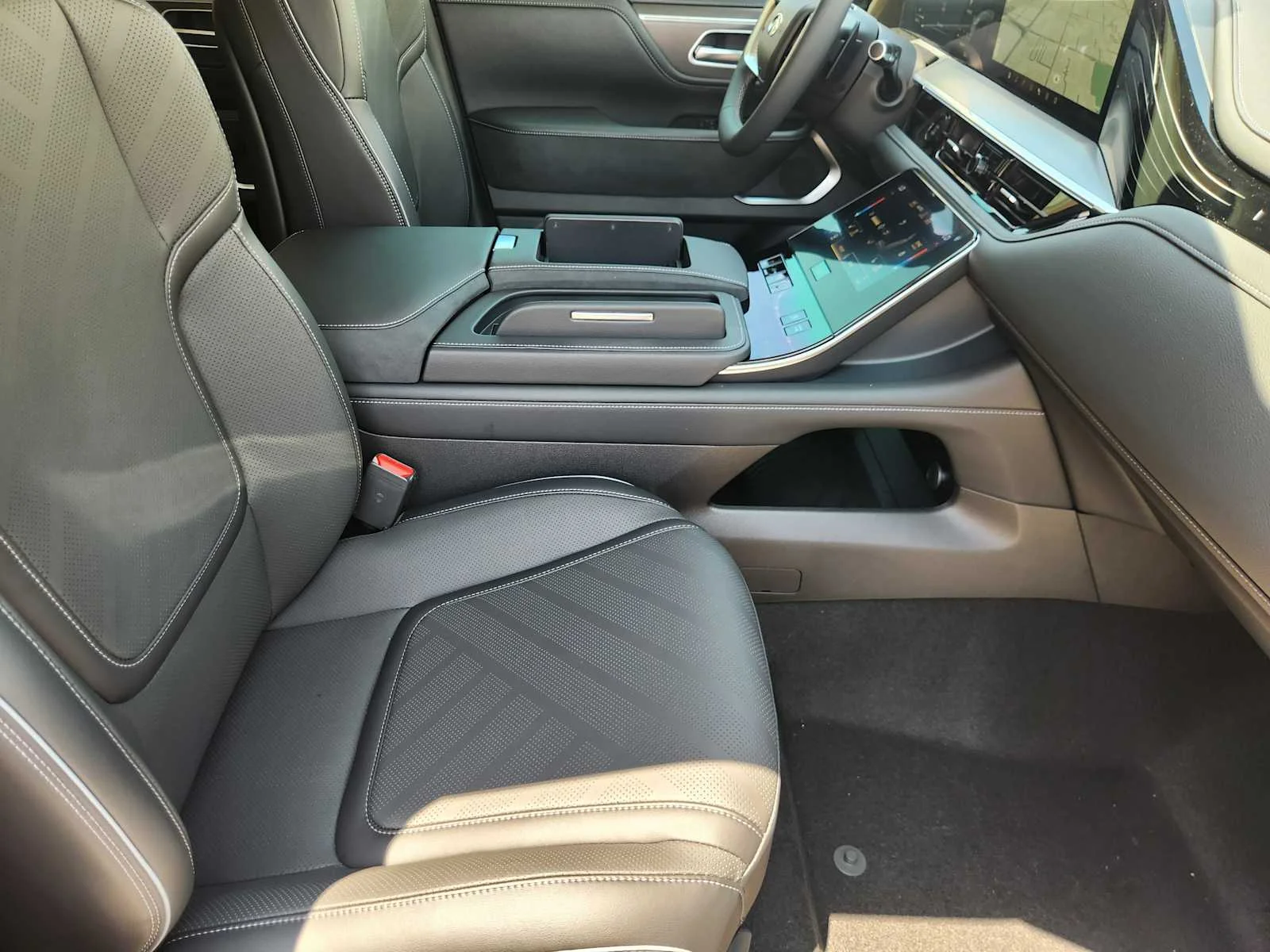 New 2027 DYNAMIC METAL INFINITI Luxe 2WD image 9