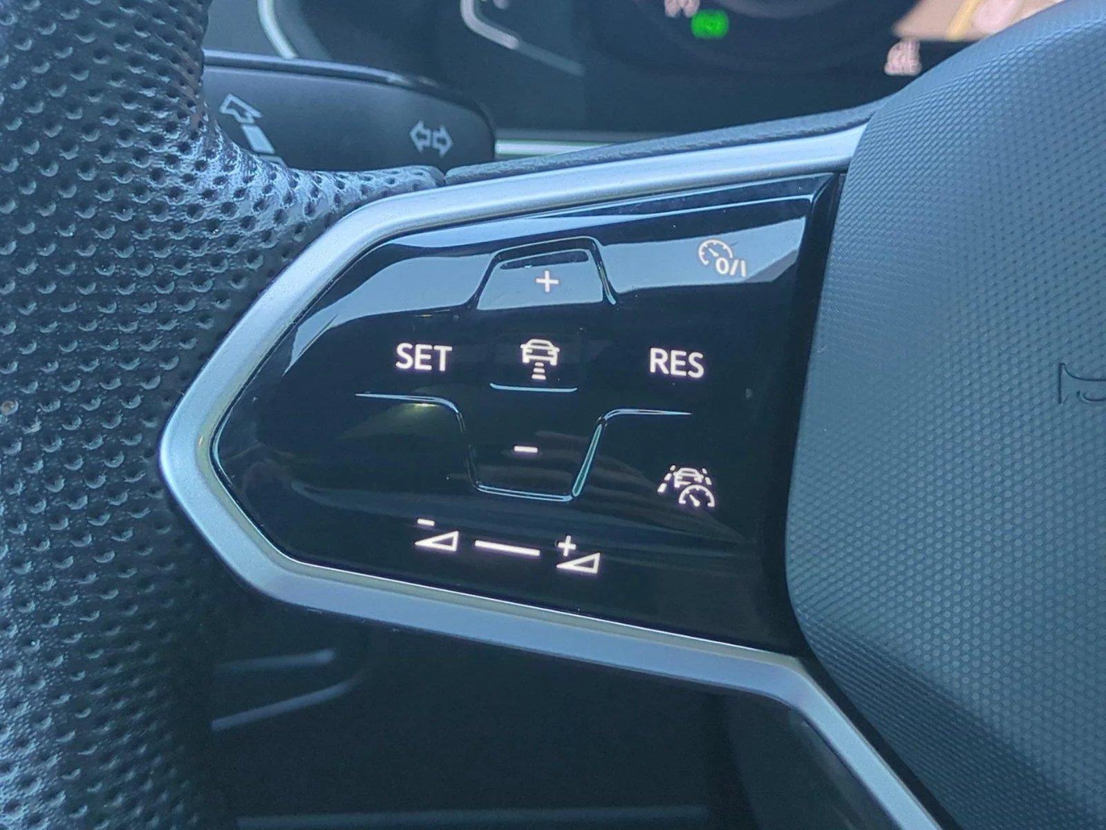Used 2023  Volkswagen SEL R-Line image 19