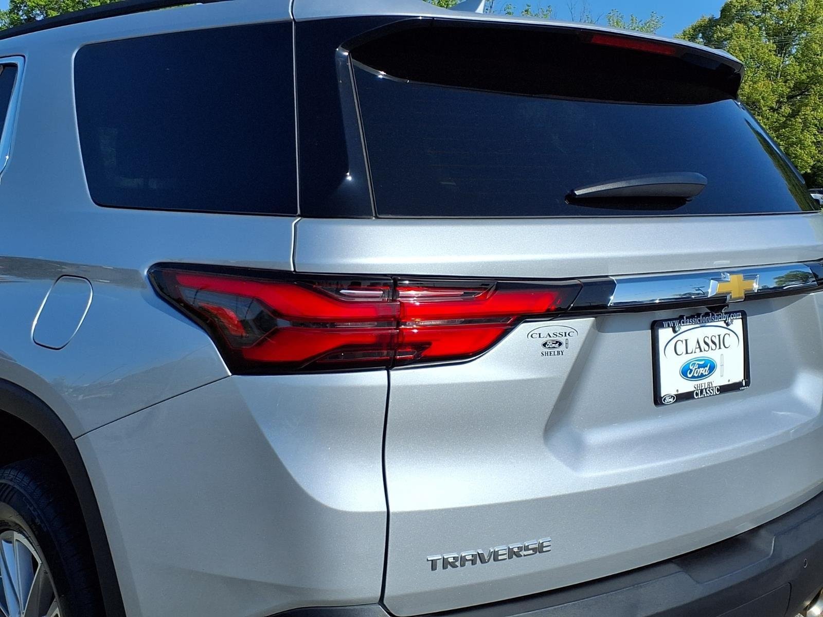 Used 2022 Silver Ice Metallic Chevrolet LT Cloth image 17