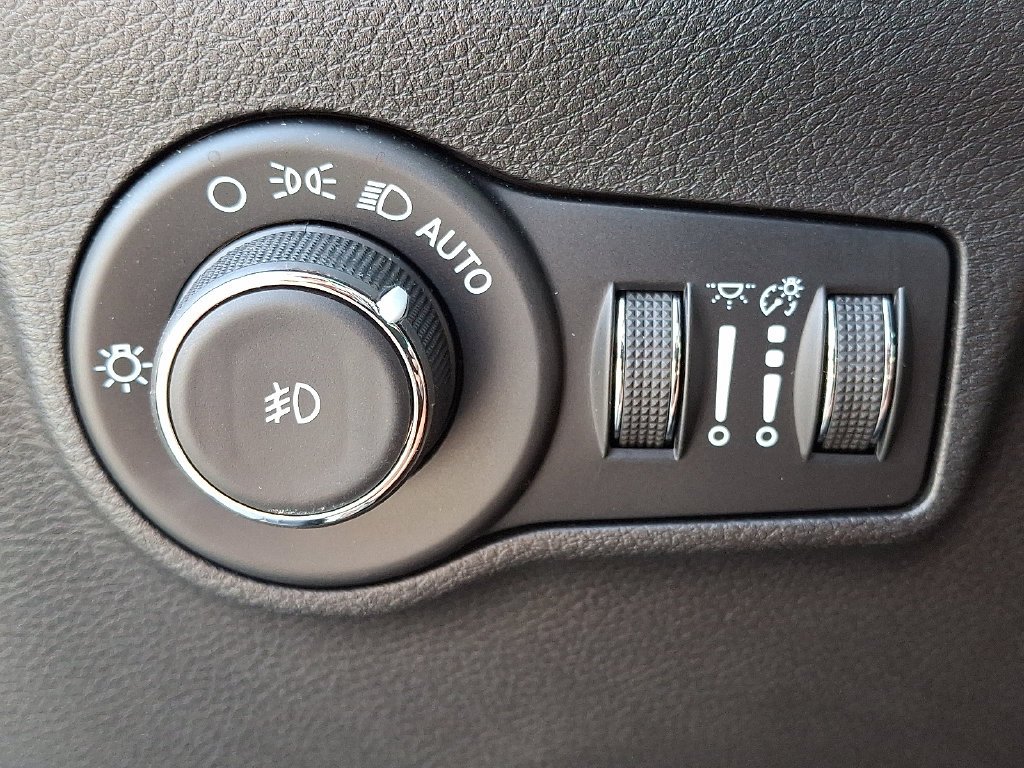 Used 2023 Gray Jeep Latitude Lux image 25