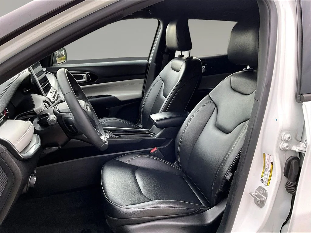 Used 2025 White Jeep Limited image 25