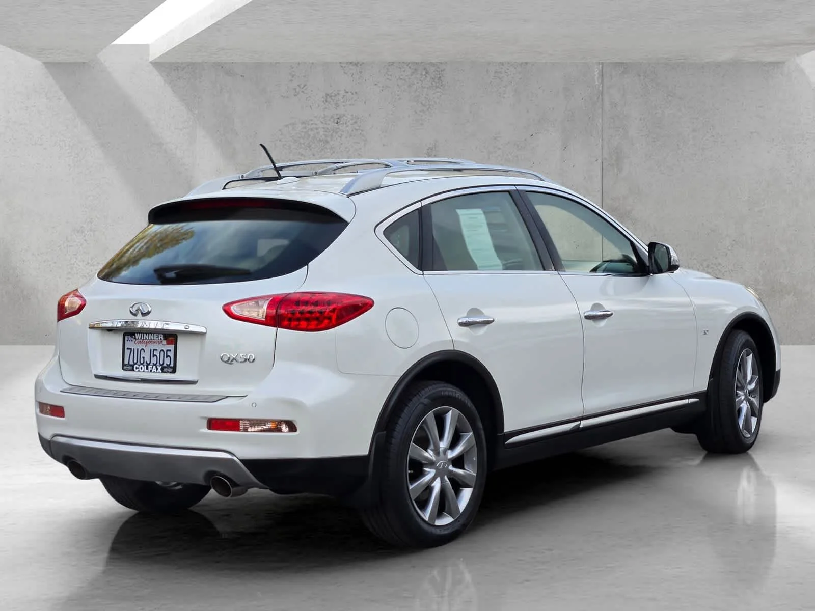 Used 2016  INFINITI  image 4