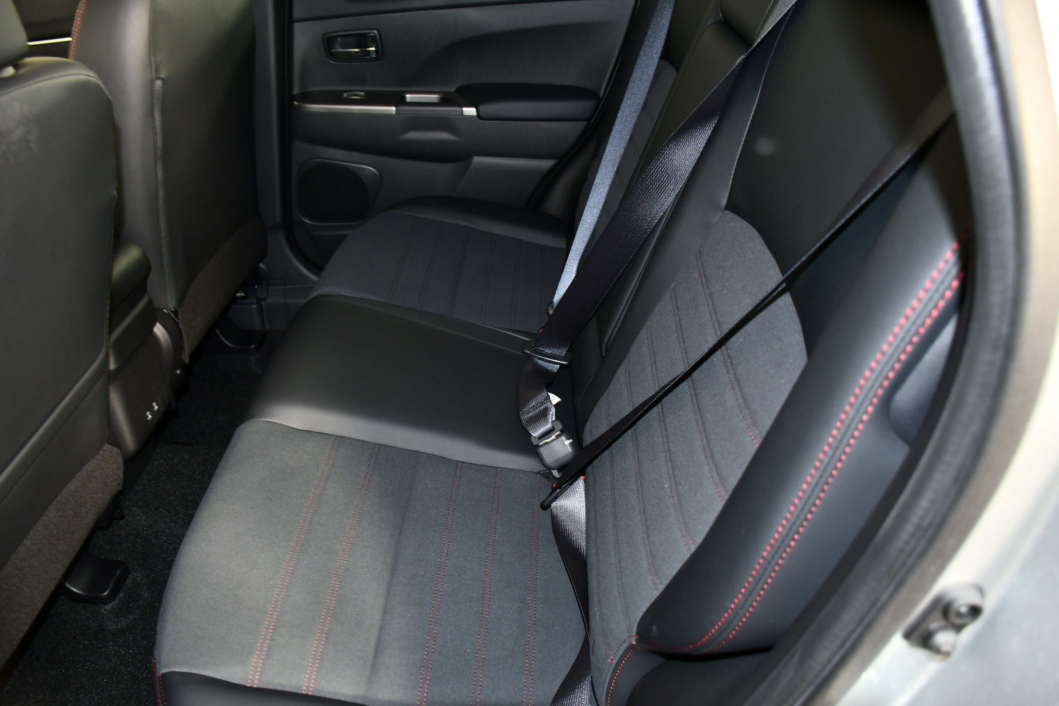 New 2026 Alloy Silver Metallic Mitsubishi SE image 15